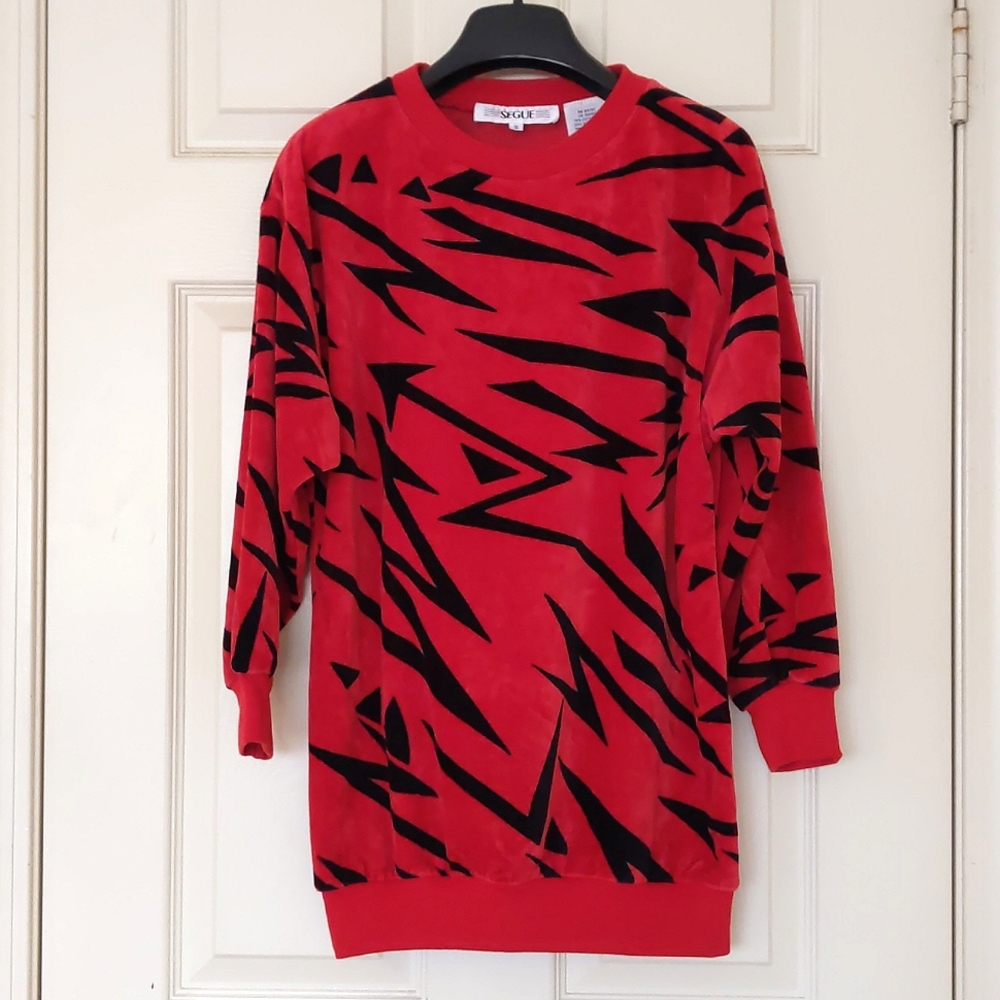 Woman's Cotton blended long fleece top with print.